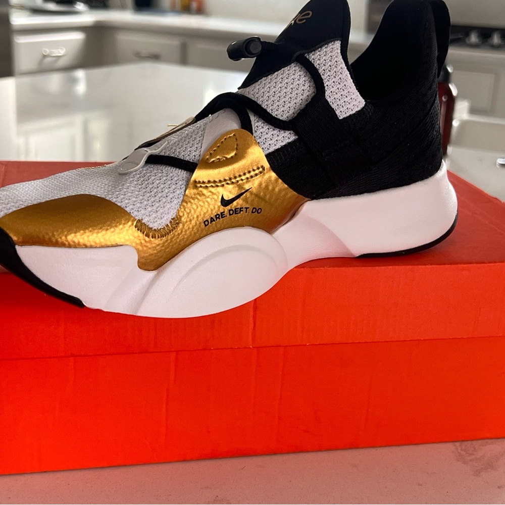 Womens Nike Superrep Groove White Metallic Gold Coin 7.5